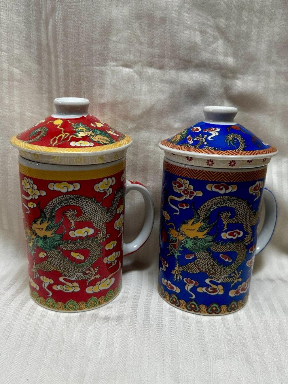 NEW! BEAUTIFUL SET OF 2 CERAMIC ASIAN DRAGON MUGS WITH STRAINERS & LIDS! 10 OZ.